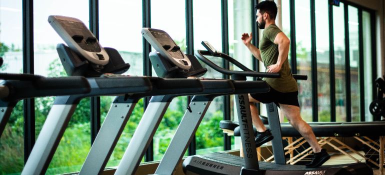 man running on a treadmill after choosing the best times of day to exercise in the UAE