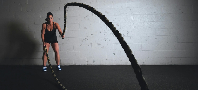 A woman doing CrossFit, one of the fitness trends in Sharjah 