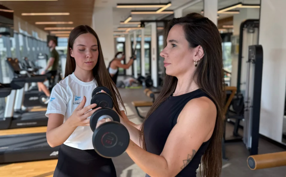 Female personal trainer coaching a client in Abu Dhabi